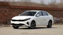 خودروی سفید کیا K3 (Kia K3) مدل ۲۰۲۶ در فضای باز