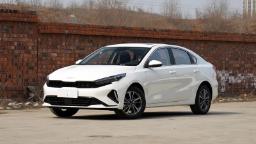خودروی سفید کیا K3 (Kia K3) مدل ۲۰۲۶ در فضای باز