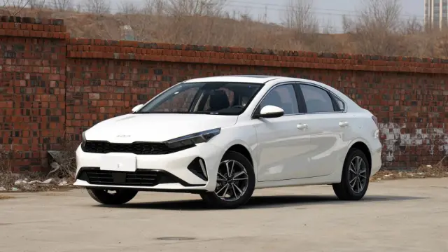 خودروی سفید کیا K3 (Kia K3) مدل ۲۰۲۶ در فضای باز
