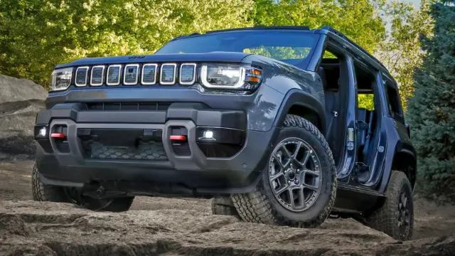خودروی جیپ ریکان (Jeep Recon) برقی در مسیر آفرود و صخره‌ای