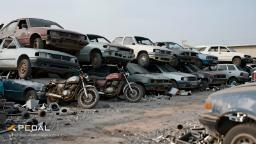 خودروهای قدیمی و اسقاطی انباشته شده در یک مجموعه بازیافت خودرو