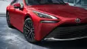 خودروی قرمز تویوتا میرای (Toyota Mirai) با طراحی مدرن و چراغ‌های کشیده