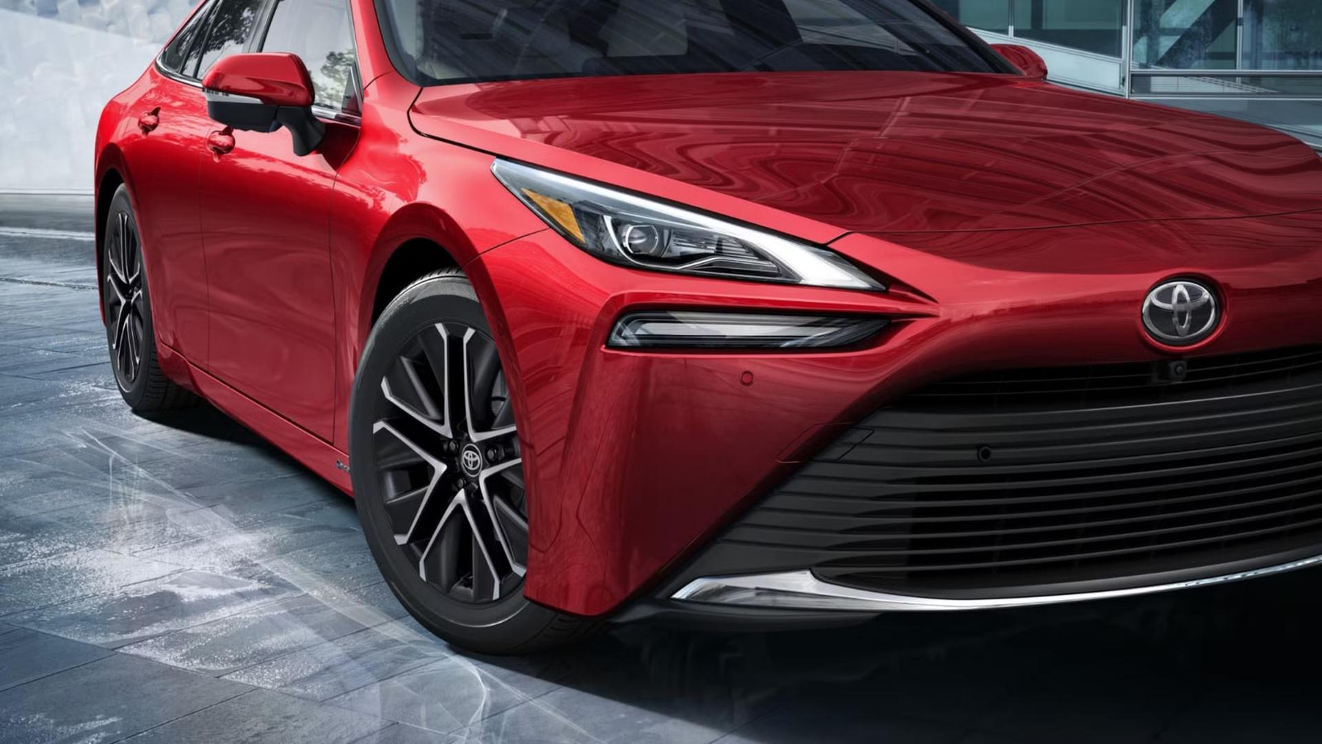خودروی قرمز تویوتا میرای (Toyota Mirai) با طراحی مدرن و چراغ‌های کشیده