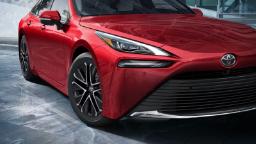 خودروی قرمز تویوتا میرای (Toyota Mirai) با طراحی مدرن و چراغ‌های کشیده