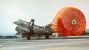 هواپیمای SR-71 Blackbird (Blackbird) با چتر نجات نارنجی در حال فرود روی باند است