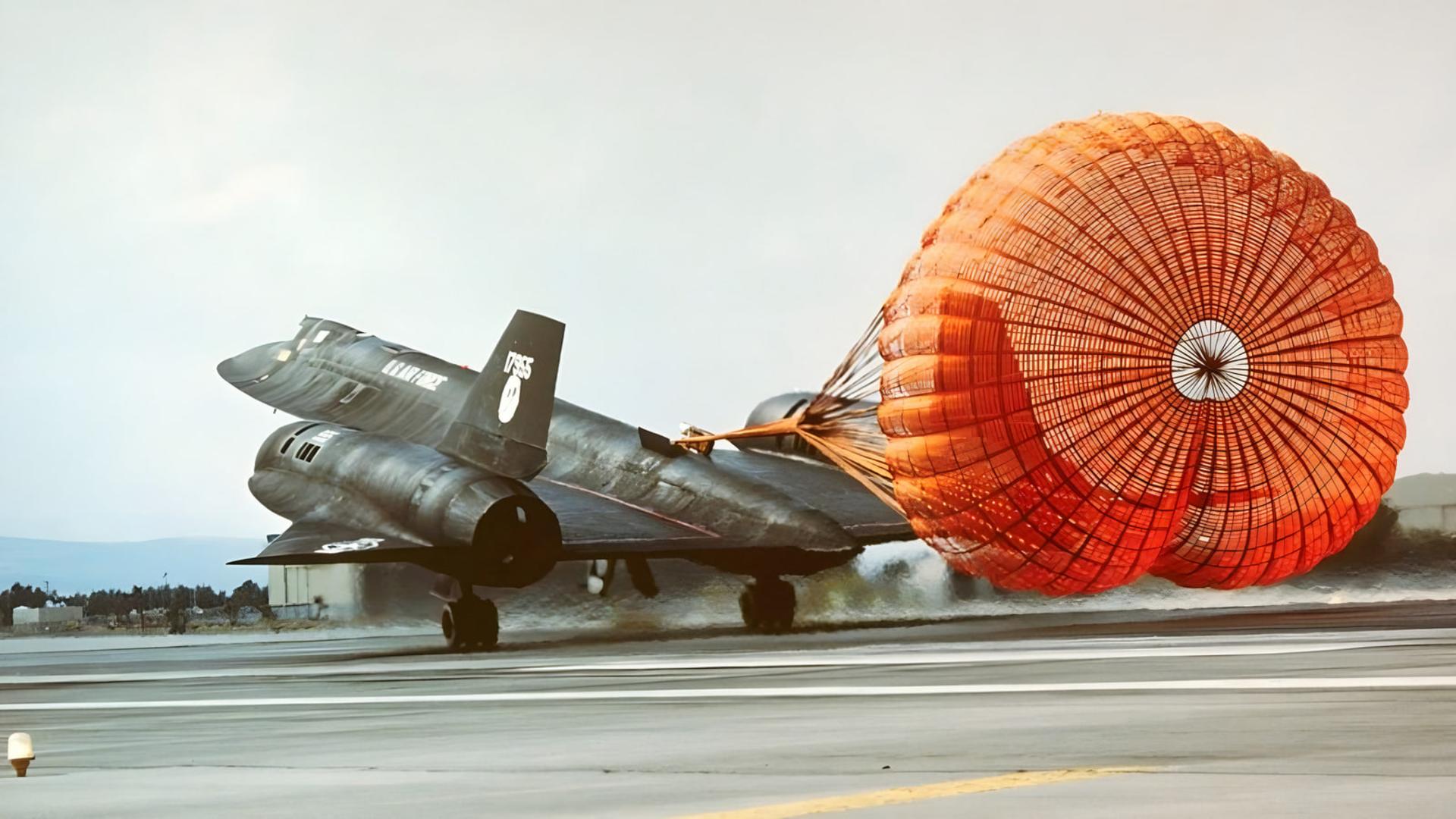 هواپیمای SR-71 Blackbird (Blackbird) با چتر نجات نارنجی در حال فرود روی باند است