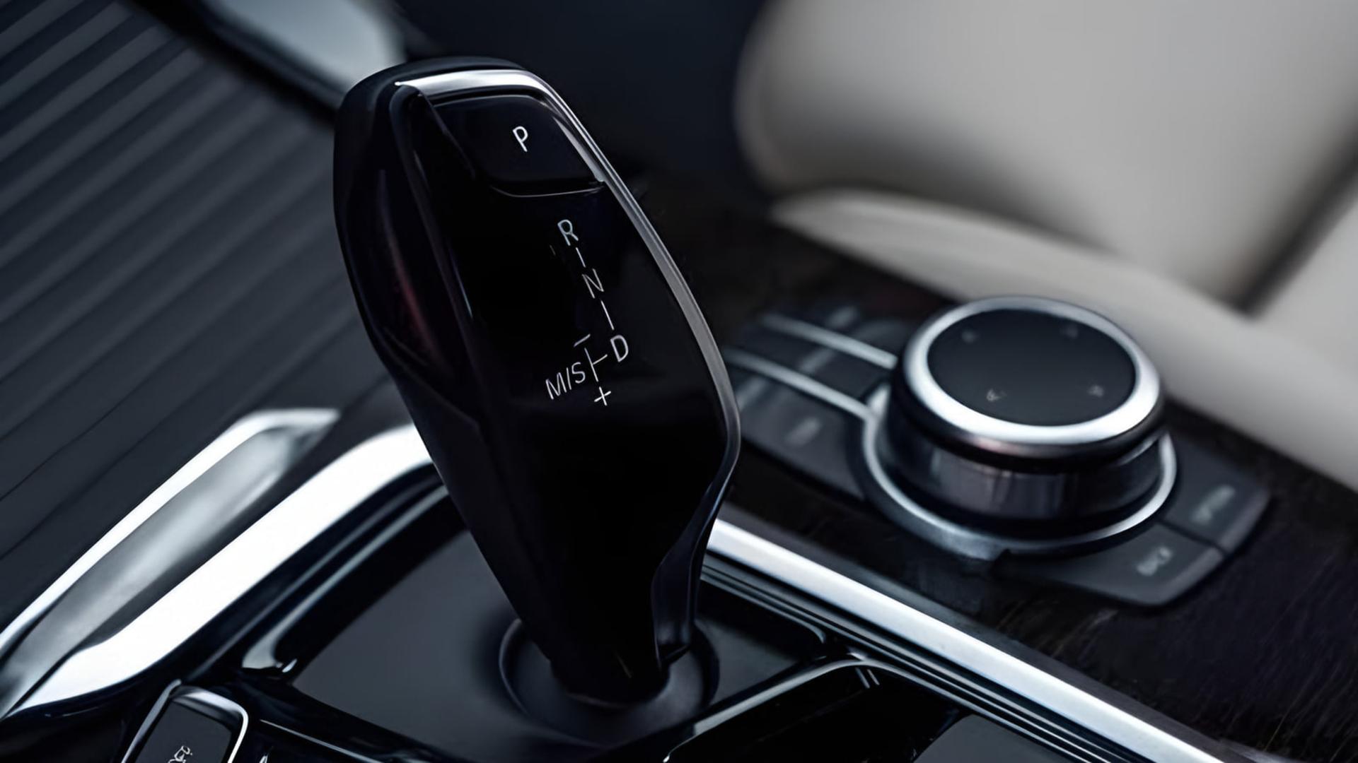 دنده اتوماتیک (Automatic Transmission) در کنسول میانی خودروی مدرن