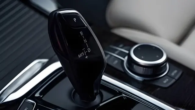 دنده اتوماتیک (Automatic Transmission) در کنسول میانی خودروی مدرن