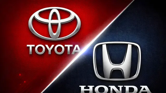 لوگوی نقره‌ای تویوتا (Toyota) در پس‌زمینه قرمز و لوگوی هوندا (Honda) در پس‌زمینه آبی