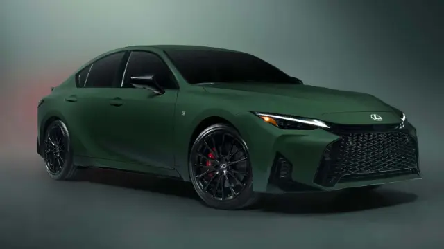 خودروی لکسوس IS (Lexus IS) مدل ۲۰۲۷ با رنگ سبز مات و طراحی جدید