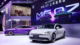 سدان برقی ام‌جی (MG 07) با رنگ‌های بنفش و سفید در مراسم رونمایی