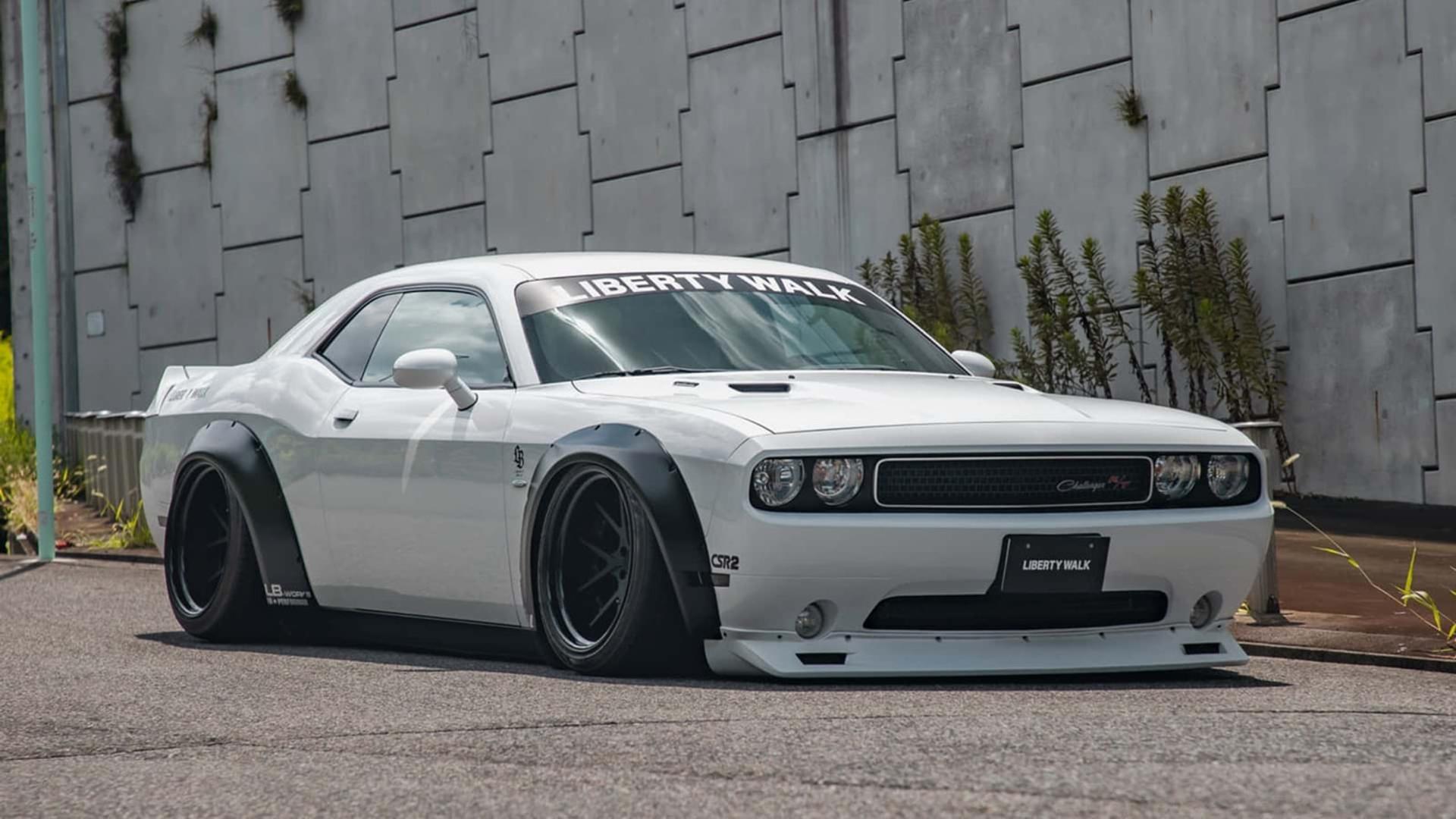 دوج چلنجر (Dodge Challenger) سفید با کیت بدنه عریض لیبرتی‌واک (Liberty Walk)