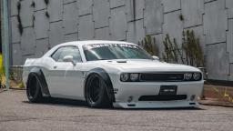 دوج چلنجر (Dodge Challenger) سفید با کیت بدنه عریض لیبرتی‌واک (Liberty Walk)