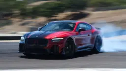 بنتلی سوپراسپرتس (Bentley Supersports) قرمز رنگ در حال دریفت کشیدن در پیست مسابقه