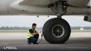 لاستیک هواپیما (Aircraft Tire) در حال بررسی فشار توسط تکنسین