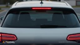 چراغ ترمز سوم (Third Brake Light) روشن در قسمت بالای شیشه عقب خودرو