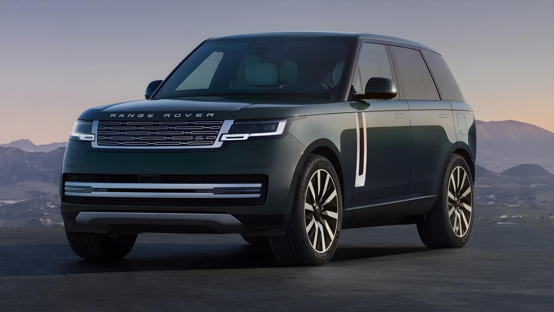 رنج‌روور (Range Rover) الکتریکی با رنگ سبز تیره در فضای باز