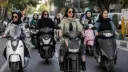 موتورسواران زن در حال رانندگی با اسکوترهای مختلف در خیابان