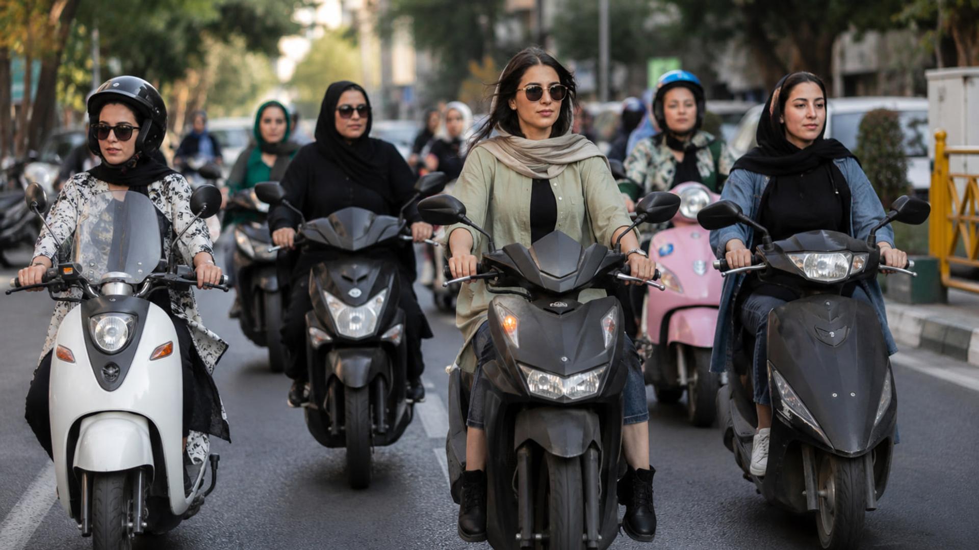 موتورسواران زن در حال رانندگی با اسکوترهای مختلف در خیابان