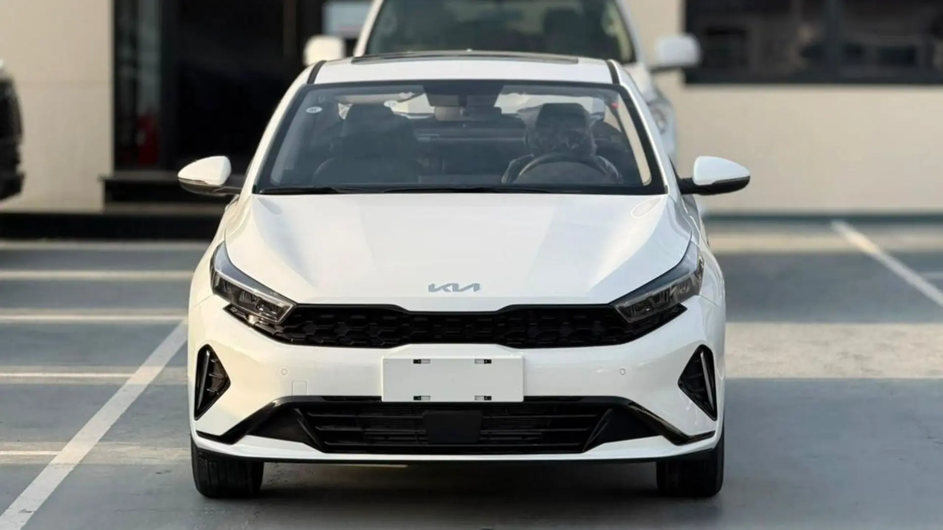 نمای جلوی خودروی سفید کیا K3 (Kia K3) مدل ۲۰۲۶