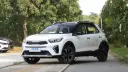 خودرو سفید رنگ کیا استونیک (Kia Stonic) مدل ۲۰۲۶ در جاده