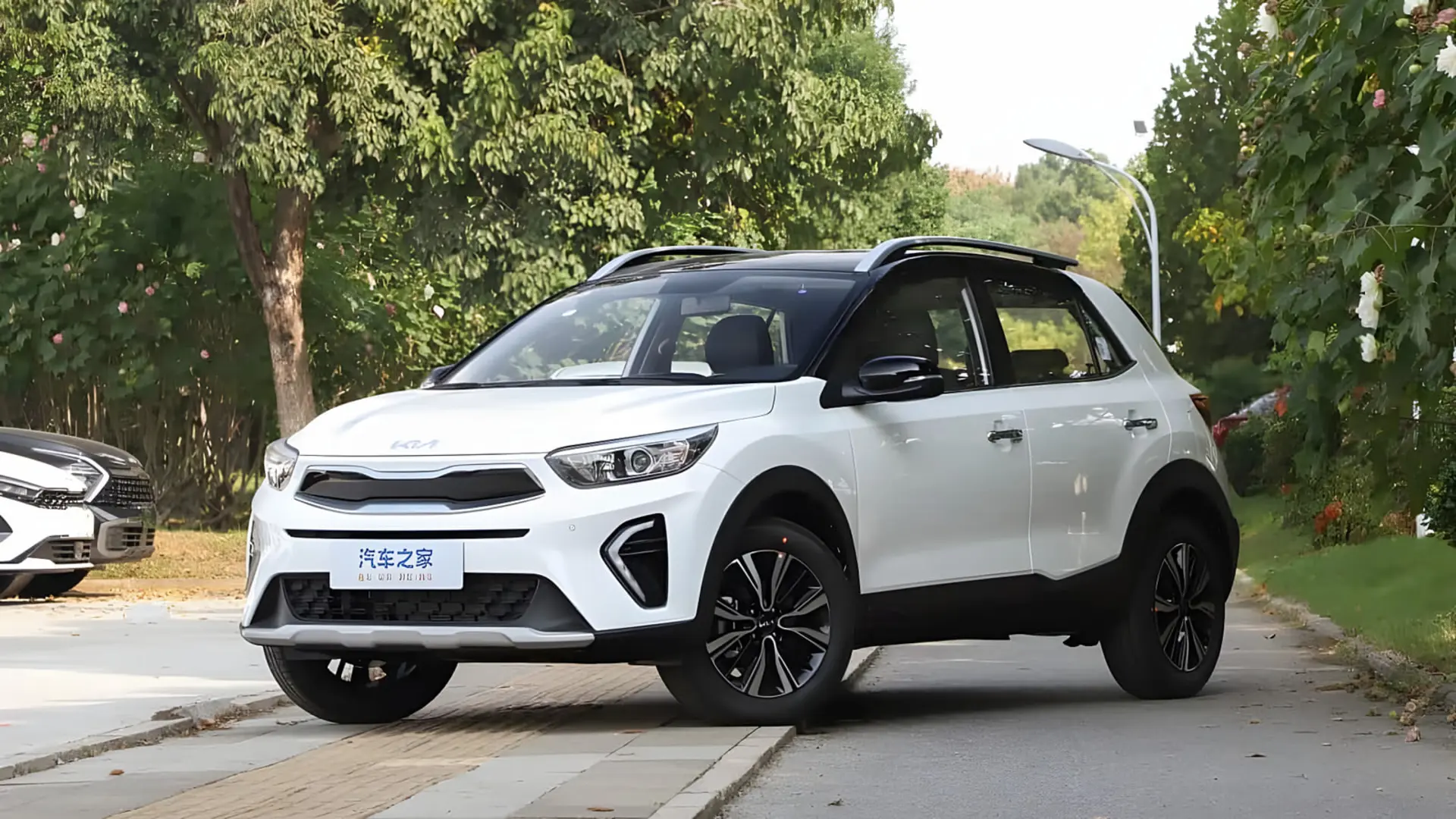 خودرو سفید رنگ کیا استونیک (Kia Stonic) مدل ۲۰۲۶ در جاده