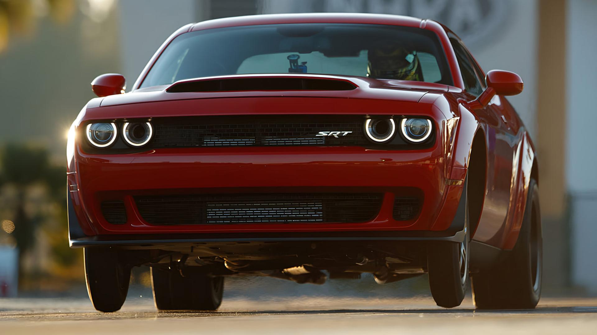 خودروی دوج چلنجر SRT دیمن (Dodge Challenger SRT Demon) قرمز رنگ در حال حرکت در پیست
