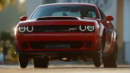 خودروی دوج چلنجر SRT دیمن (Dodge Challenger SRT Demon) قرمز رنگ در حال حرکت در پیست