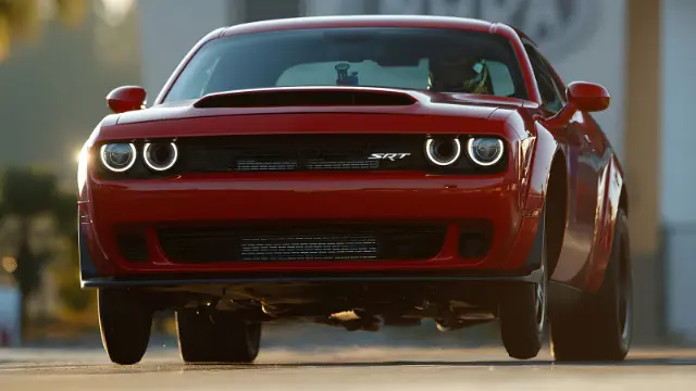 خودروی دوج چلنجر SRT دیمن (Dodge Challenger SRT Demon) قرمز رنگ در حال حرکت در پیست