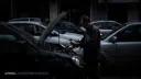 مردی در حال بررسی موتور خودروی شخصی با کاپوت باز