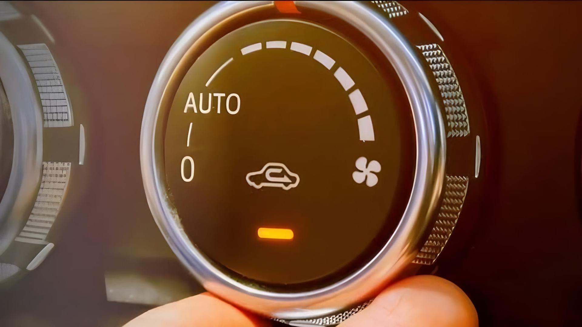 دکمه کنترل گردش هوای کابین خودرو در حالت خودکار (AUTO)