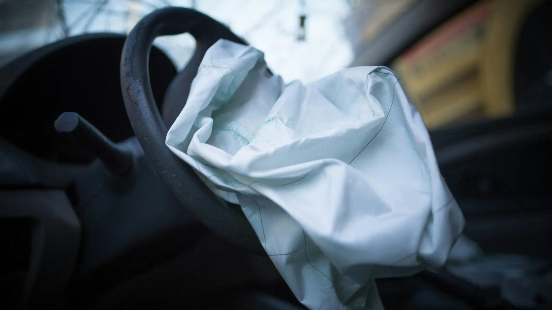 کیسه هوای (Airbag) باز شده در کابین خودرو پس از تصادف