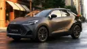 خودرو تویوتا C-HR (Toyota C-HR) با طراحی خشن در خیابان شهری