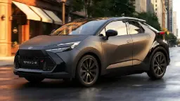 خودرو تویوتا C-HR (Toyota C-HR) با طراحی خشن در خیابان شهری