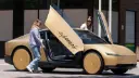 خودرو تسلا سایبرکب (Tesla Cybercab) با درب‌های بالابرنده و بدنه طلایی