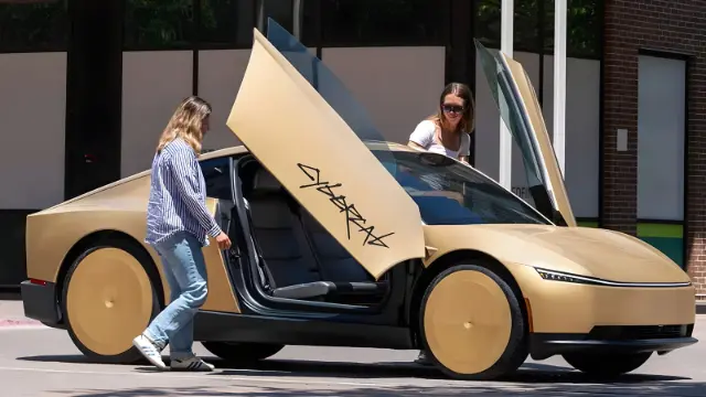 خودرو تسلا سایبرکب (Tesla Cybercab) با درب‌های بالابرنده و بدنه طلایی