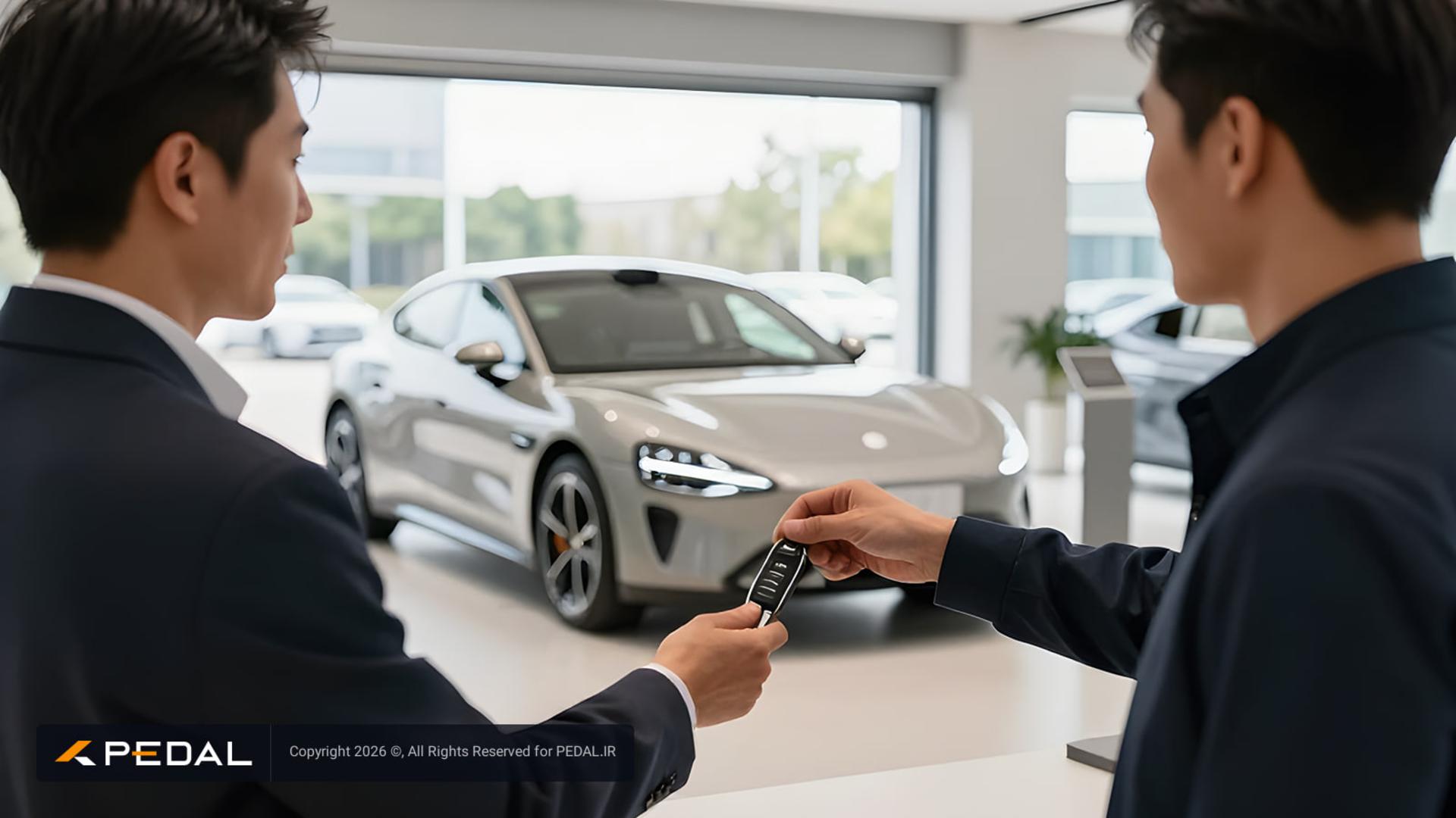 دست‌های دو مرد در حال تحویل دادن کلید خودروی شیائومی (Xiaomi) در نمایشگاه