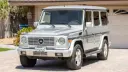خودروی مرسدس بنز جی‌کلاس (Mercedes-Benz G-Class) مدل ۲۰۰۶ با رنگ نقره‌ای در فضای باز