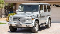 خودروی مرسدس بنز جی‌کلاس (Mercedes-Benz G-Class) مدل ۲۰۰۶ با رنگ نقره‌ای در فضای باز