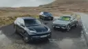 خودروهای پورشه کاین برقی (Porsche Macan Electric)، ب‌ام‌و آی‌ایکس (BMW iX) و پولستار ۳ (Polestar 3) در جاده کوهستانی