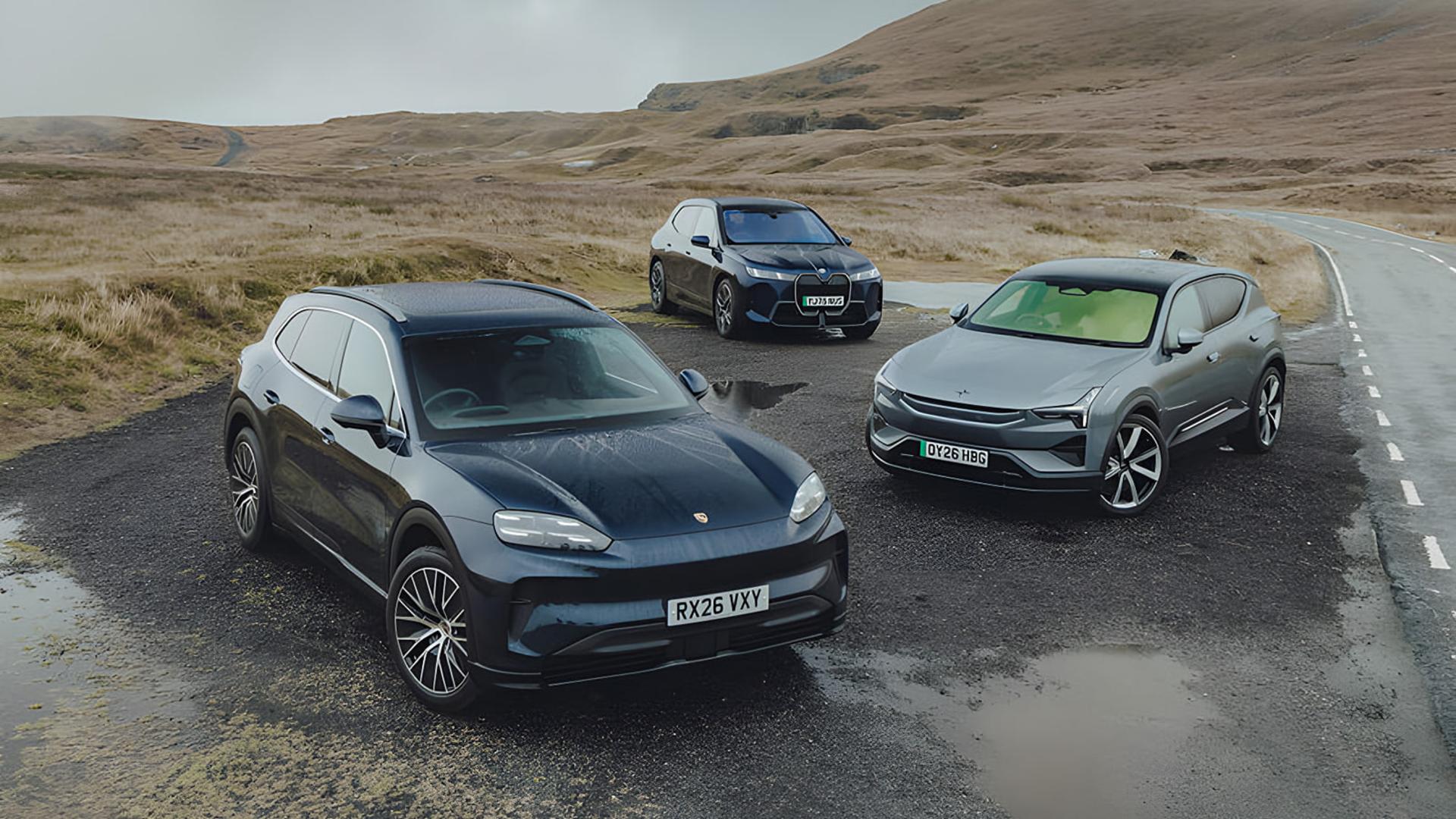 خودروهای پورشه کاین برقی (Porsche Macan Electric)، ب‌ام‌و آی‌ایکس (BMW iX) و پولستار ۳ (Polestar 3) در جاده کوهستانی