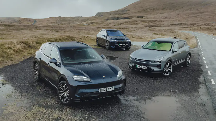 خودروهای پورشه کاین برقی (Porsche Macan Electric)، ب‌ام‌و آی‌ایکس (BMW iX) و پولستار ۳ (Polestar 3) در جاده کوهستانی