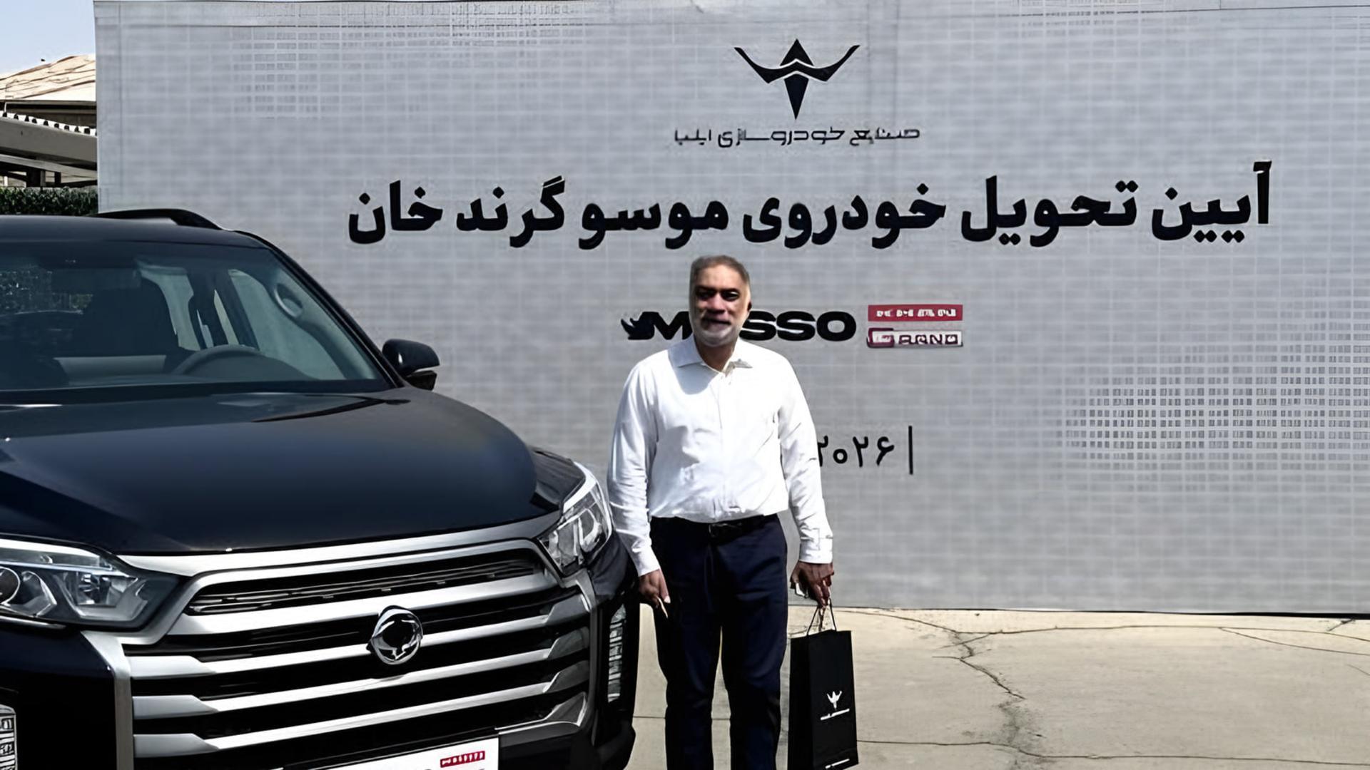 خودروی موسو گرند خان در کنار مشتری در مراسم تحویل خودرو