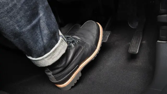 پدال ترمز خودرو تحت فشار پای راننده برای ترمزگیری