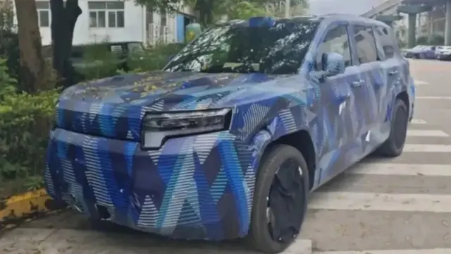 خودرو آزمایشی بی‌وای‌دی (BYD) با پوشش کدر برای تست در جاده