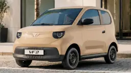 خودرو برقی کوچک VF2 (VF2) با رنگ کرم در فضای شهری