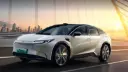 خودرو کراس‌اور برقی تویوتا (Toyota) bZ5 در حال حرکت در جاده
