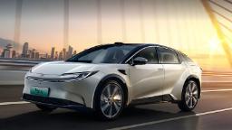 خودرو کراس‌اور برقی تویوتا (Toyota) bZ5 در حال حرکت در جاده
