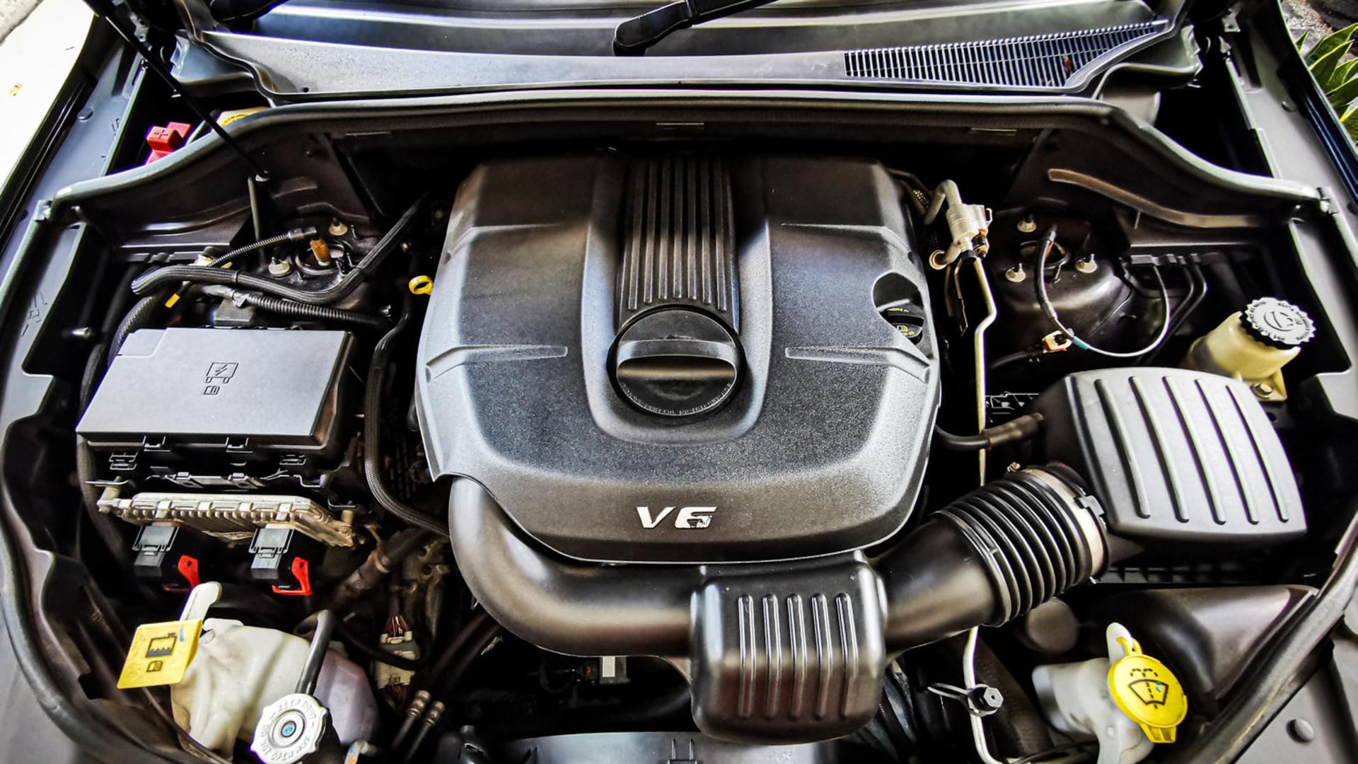 موتور V6 (V6 Engine) در محفظه موتور خودرو