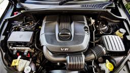 موتور V6 (V6 Engine) در محفظه موتور خودرو